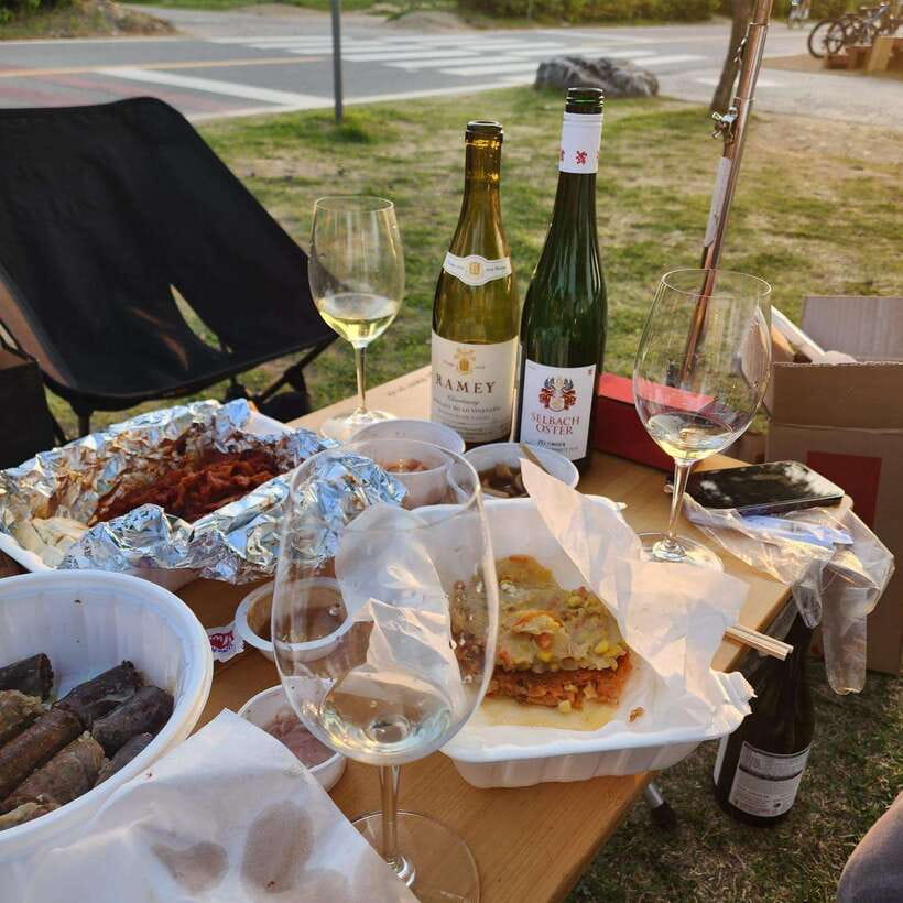 Seoul: Wine & Korean BBQ, Perfect Pairing Dinner in Sinchon - Small Group Dining vs. Bigger Tables: Why It Changes Your Mood