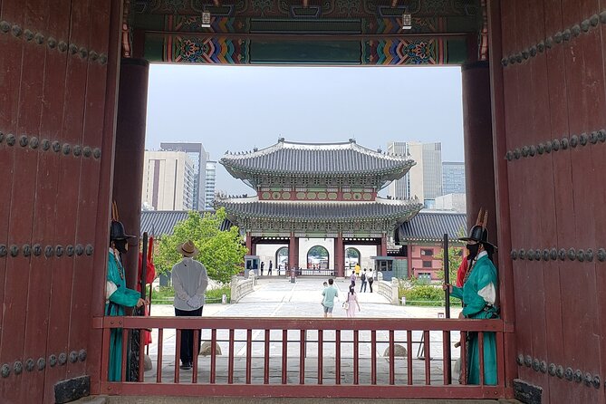 (Small Group) Palace & Seoul Old Town Highlights - The guide makes the difference: Lee’s history + everyday Korea mix