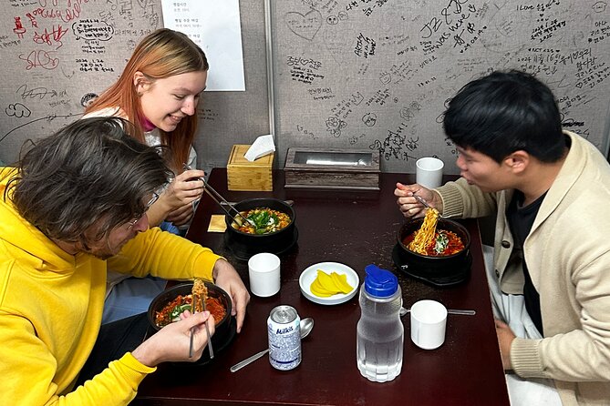 Street Food Tour in Jongno, Heart of Seoul - Stop 2: Ikseon-dong Hanok Street and Korea’s port-opening-era architecture