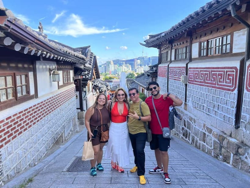 Time Travel in Seoul: Gyeongbokgung, Folk Museum & Bukchon - The hanok café pause: tea with a view and time to reset