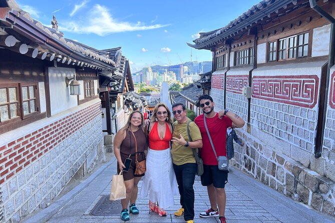Time Travel in Seoul: Gyeongbokgung Palace, Folk Museum & Bukchon - Where You Start and End: Stations That Make Sense