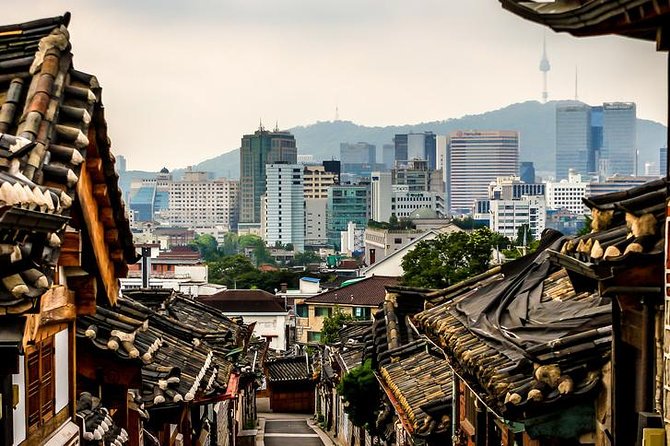 Walking Tour with Gyeongbokgung Palace, Bukchon, Insadong - The guide + audio earphones: why this tour feels easier